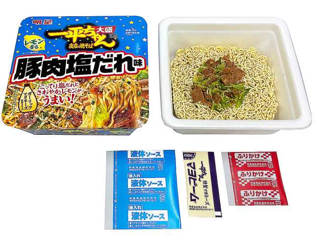 セブンイレブンの一平ちゃん夜店の焼そば大盛 豚肉塩だれ味を比較する。税込価格：387円。アレルギー：卵、乳、小麦。