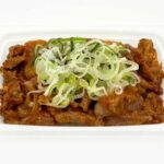 セブンイレブンの豚ホルモンのピリ辛味噌焼きを比較する。税込価格：421円、カロリー：178kcal、1円あたりカロリー：0.42kcal/円、たんぱく質：13.5g、1円あたりたんぱく質：0.03g/円、脂質：9g、炭水化物：11.5g、糖質：10.1g、食物繊維：1.4g、食塩相当量：2.6g。ピリ辛味噌ダレで焼き上げた、旨みたっぷりの豚ホルモンです。味噌のコクと豆板醤・唐辛子のほどよい辛さが後を引き、ご飯にもお酒にもよく合う味わいに仕上げました。アレルギー：小麦。