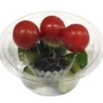 セブンイレブンの塩昆布と食べる おつまみ胡瓜とミニトマトを比較する。税込価格：322円、カロリー：26kcal、1円あたりカロリー：0.08kcal/円、たんぱく質：1.3g、1円あたりたんぱく質：0.01未満g/円、脂質：0.8g、炭水化物：3.9g、糖質：2.8g、食物繊維：1.1g、食塩相当量：1g。胡瓜とミニトマトをお好みで塩昆布をかけて食べるカップデリ。アレルギー：小麦。