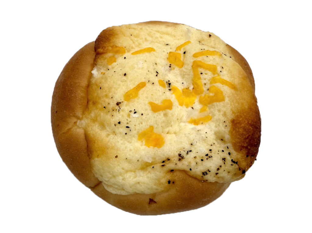 セブンイレブンのでっかいマヨチーを比較する。税込価格：149円、カロリー：375kcal、1円あたりカロリー：2.52kcal/円、たんぱく質：6.5g、1円あたりたんぱく質：0.04g/円、脂質：21.7g、炭水化物：39.1g、糖質：37.6g、食物繊維：1.5g、食塩相当量：1.5g。ふんわりとした生地にマヨネーズを絞り、ダイスオニオン、チーズ、ブラックペッパーをのせて焼き上げた惣菜パンです。アレルギー：卵、乳、小麦。