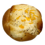 セブンイレブンのでっかいマヨチーを比較する。税込価格：149円、カロリー：375kcal、たんぱく質：6.5g、脂質：21.7g、炭水化物：39.1g、糖質：37.6g、食物繊維：1.5g、食塩相当量：1.5g。ふんわりとした生地にマヨネーズを絞り、ダイスオニオン、チーズ、ブラックペッパーをのせて焼き上げた惣菜パンです。アレルギー：卵、乳、小麦。