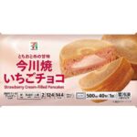 セブンイレブンの７プレミアム 今川焼いちごチョコ ２個入を比較する。税込価格：216円、カロリー：144kcal、たんぱく質：2.3g、脂質：4.5g、炭水化物：23.9g、糖質：23.1g、食物繊維：0.8g、食塩相当量：0.4g。とちおとめいちごの濃縮果汁とくちどけの良いチョコベースの濃厚なクリームを使用した今川焼です。アレルギー：卵、乳、小麦。
