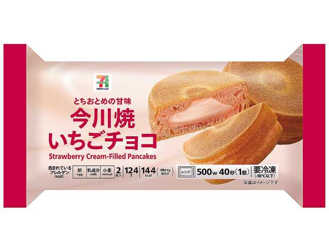 セブンイレブンの７プレミアム 今川焼いちごチョコ ２個入を比較する。税込価格：216円、カロリー：144kcal、1円あたりカロリー：0.67kcal/円、たんぱく質：2.3g、1円あたりたんぱく質：0.01g/円、脂質：4.5g、炭水化物：23.9g、糖質：23.1g、食物繊維：0.8g、食塩相当量：0.4g。とちおとめいちごの濃縮果汁とくちどけの良いチョコベースの濃厚なクリームを使用した今川焼です。アレルギー：卵、乳、小麦。
