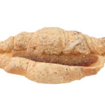 セブンイレブンの餅っと食感クロッチ 黒蜜きなこを比較する。税込価格：214円、カロリー：348kcal、1円あたりカロリー：1.63kcal/円、たんぱく質：5.3g、1円あたりたんぱく質：0.02g/円、脂質：13.8g、炭水化物：51.4g、糖質：49.7g、食物繊維：1.7g、食塩相当量：0.9g。クロワッサンにもちフィリングと黒蜜ソースを絞りきな粉シュガーをまぶした韓国発のトレンド菓子パンです。アレルギー：卵、乳、小麦。
