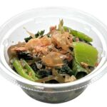 セブンイレブンのこまツナと昆布の旨塩ナムルを比較する。税込価格：300円、カロリー：66kcal、1円あたりカロリー：0.22kcal/円、たんぱく質：5.7g、1円あたりたんぱく質：0.02g/円、脂質：3.2g、炭水化物：4.6g、糖質：2.5g、食物繊維：2.1g、食塩相当量：1.2g。小松菜とツナを鶏ガラやごま油等で炒めた昆布と和え、おかずやおつまみにもなる味わいに仕上げました。アレルギー：小麦。