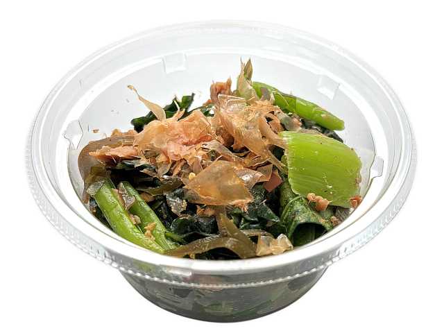 セブンイレブンのこまツナと昆布の旨塩ナムルを比較する。税込価格：300円、カロリー：66kcal、1円あたりカロリー：0.22kcal/円、たんぱく質：5.7g、1円あたりたんぱく質：0.02g/円、脂質：3.2g、炭水化物：4.6g、糖質：2.5g、食物繊維：2.1g、食塩相当量：1.2g。小松菜とツナを鶏ガラやごま油等で炒めた昆布と和え、おかずやおつまみにもなる味わいに仕上げました。アレルギー：小麦。