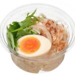 セブンイレブンのだし香る和風ぽてとさらだを比較する。税込価格：292円、カロリー：237kcal、たんぱく質：6.2g、脂質：12.1g、炭水化物：27.2g、糖質：24.4g、食物繊維：2.8g、食塩相当量：1.6g。おつまみにもなるかつお出汁の風味豊かな和風のポテトサラダです。アレルギー：卵、小麦。