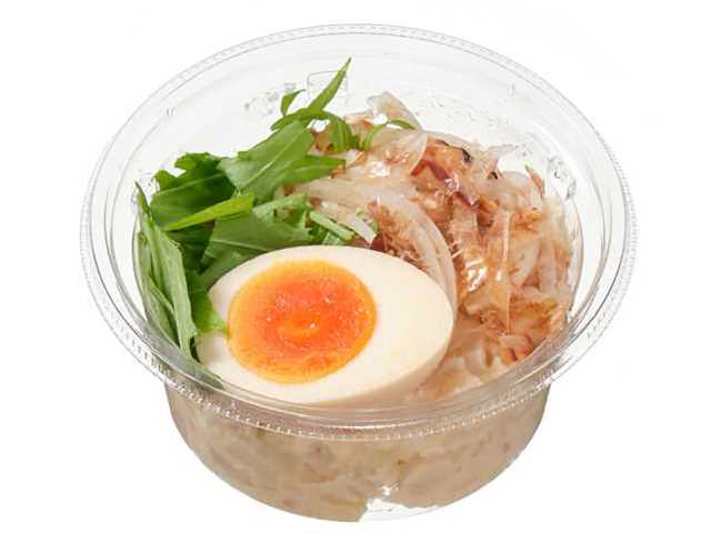 セブンイレブンのだし香る和風ぽてとさらだを比較する。税込価格：292円、カロリー：237kcal、たんぱく質：6.2g、脂質：12.1g、炭水化物：27.2g、糖質：24.4g、食物繊維：2.8g、食塩相当量：1.6g。おつまみにもなるかつお出汁の風味豊かな和風のポテトサラダです。アレルギー：卵、小麦。