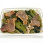 セブンイレブンのやみつき福岡県産小松菜炒め（豚肉入り）を比較する。税込価格：322円、カロリー：161kcal、1円あたりカロリー：0.50kcal/円、たんぱく質：5.2g、1円あたりたんぱく質：0.02g/円、脂質：12.3g、炭水化物：8.1g、糖質：6.4g、食物繊維：1.7g、食塩相当量：2.1g。福岡県産小松菜を使用し、シャキシャキした食感の小松菜が味わえる商品です。アレルギー：小麦。
