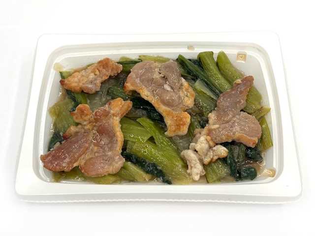 セブンイレブンのやみつき福岡県産小松菜炒め（豚肉入り）を比較する。税込価格：322円、カロリー：161kcal、1円あたりカロリー：0.50kcal/円、たんぱく質：5.2g、1円あたりたんぱく質：0.02g/円、脂質：12.3g、炭水化物：8.1g、糖質：6.4g、食物繊維：1.7g、食塩相当量：2.1g。福岡県産小松菜を使用し、シャキシャキした食感の小松菜が味わえる商品です。アレルギー：小麦。