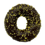 セブンイレブンのもちもち食感どーなつ チョコ＆クランブルを比較する。税込価格：160円、カロリー：240kcal、1円あたりカロリー：1.50kcal/円、たんぱく質：2.9g、1円あたりたんぱく質：0.02g/円、脂質：13.1g、炭水化物：28g、糖質：27.3g、食物繊維：0.7g、食塩相当量：0.7g。もちもち食感の生地にチョココーチング、クランブルをトッピングしたドーナツです。アレルギー：卵、乳、小麦。