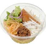 セブンイレブンの肉味噌と食べる担々風ラーメンサラダを比較する。税込価格：397円、カロリー：346kcal、たんぱく質：10.6g、脂質：10.3g、炭水化物：54.5g、糖質：51.1g、食物繊維：3.4g、食塩相当量：2.8g。たけのこ、しいたけ等が入った肉味噌と坦々風胡麻ドレッシングで食べていただくラーメンサラダです。肉味噌の一部に大豆たん白加工品を使用しています。アレルギー：卵、小麦。