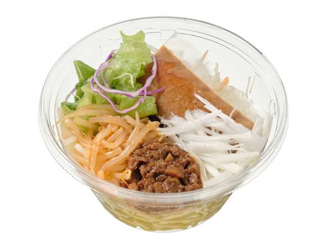 セブンイレブンの肉味噌と食べる担々風ラーメンサラダを比較する。税込価格：397円、カロリー：346kcal、たんぱく質：10.6g、脂質：10.3g、炭水化物：54.5g、糖質：51.1g、食物繊維：3.4g、食塩相当量：2.8g。たけのこ、しいたけ等が入った肉味噌と坦々風胡麻ドレッシングで食べていただくラーメンサラダです。肉味噌の一部に大豆たん白加工品を使用しています。アレルギー：卵、小麦。