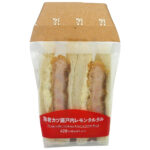 セブンイレブンの海老カツ瀬戸内レモンタルタルサンドを比較する。税込価格：462円、カロリー：418kcal、たんぱく質：12.8g、脂質：20.3g、炭水化物：47g、糖質：45g、食物繊維：2g、食塩相当量：2.5g。プリプリとした海老の食感に、瀬戸内レモンを使ったさっぱりタルタルソースを合わせた、最後まで食べやすい味わいです。アレルギー：卵、乳、小麦、えび。