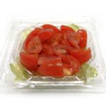 セブンイレブンの期間限定 トマト増量 トマトとレタスのイタリアンサラダを比較する。税込価格：365円、カロリー：187kcal、1円あたりカロリー：0.51kcal/円、たんぱく質：1.9g、1円あたりたんぱく質：0.01g/円、脂質：14.4g、炭水化物：10.8g、糖質：8.1g、食物繊維：2.7g、食塩相当量：0.3g。たっぷりのトマトとレタスをイタリアンドレッシングで召し上がっていただくシンプルながら満足感のあるサラダです。アレルギー：小麦。