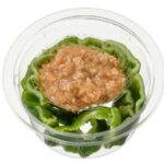 セブンイレブンのパリパリ肉味噌ピーマンを比較する。税込価格：257円、カロリー：59kcal、1円あたりカロリー：0.23kcal/円、たんぱく質：3.8g、1円あたりたんぱく質：0.01g/円、脂質：3g、炭水化物：5g、糖質：3.3g、食物繊維：1.7g、食塩相当量：1.1g。旬のピーマンを使用したおつまみカップデリです。大きめにカットしてパリパリとした食感の生ピーマンに肉味噌をつけて召し上がっていただく仕立てです。アレルギー：小麦。