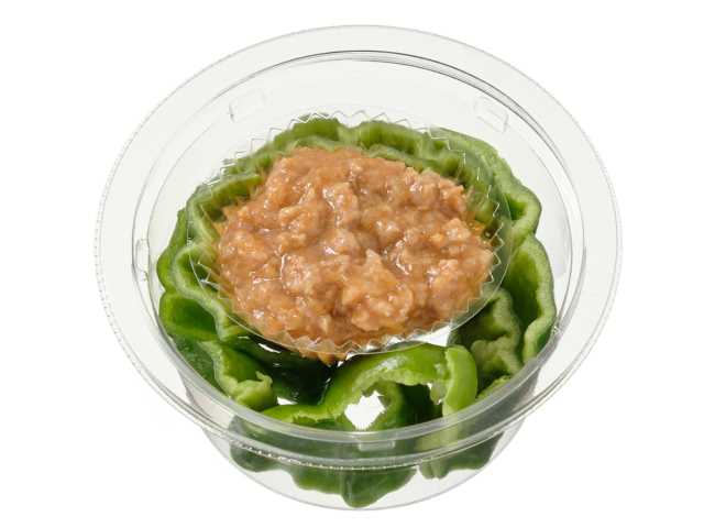 セブンイレブンのパリパリ肉味噌ピーマンを比較する。税込価格：257円、カロリー：59kcal、1円あたりカロリー：0.23kcal/円、たんぱく質：3.8g、1円あたりたんぱく質：0.01g/円、脂質：3g、炭水化物：5g、糖質：3.3g、食物繊維：1.7g、食塩相当量：1.1g。旬のピーマンを使用したおつまみカップデリです。大きめにカットしてパリパリとした食感の生ピーマンに肉味噌をつけて召し上がっていただく仕立てです。アレルギー：小麦。
