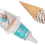 セブンイレブンの７プレミアム ワッフルコーン チョコミントを比較する。税込価格：311円、カロリー：346kcal、1円あたりカロリー：1.11kcal/円、たんぱく質：3.6g、1円あたりたんぱく質：0.01g/円、脂質：16.2g、炭水化物：46.8g、糖質：45.5g、食物繊維：1.3g、食塩相当量：0.3g。パリパリチョコチップと粒チョコを混ぜ込んだミントアイスに、チョコソースを巻き上げたチョコチップの食感とミントの清涼感が楽しめるワッフルコーンです。アレルギー：乳、小麦。