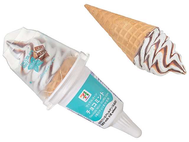 セブンイレブンの７プレミアム ワッフルコーン チョコミントを比較する。税込価格：311円、カロリー：346kcal、1円あたりカロリー：1.11kcal/円、たんぱく質：3.6g、1円あたりたんぱく質：0.01g/円、脂質：16.2g、炭水化物：46.8g、糖質：45.5g、食物繊維：1.3g、食塩相当量：0.3g。パリパリチョコチップと粒チョコを混ぜ込んだミントアイスに、チョコソースを巻き上げたチョコチップの食感とミントの清涼感が楽しめるワッフルコーンです。アレルギー：乳、小麦。