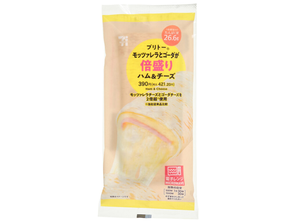セブンイレブンのブリトーチーズ倍盛り ハム＆チーズを比較する。税込価格：421円、カロリー：448kcal、1円あたりカロリー：1.06kcal/円、たんぱく質：26.6g、1円あたりたんぱく質：0.06g/円、脂質：22.8g、炭水化物：35.5g、糖質：32.6g、食物繊維：2.9g、食塩相当量：2g。モッツァレラチーズとゴーダチーズを２倍超使用したブリトーです。アレルギー：卵、乳、小麦。