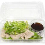 セブンイレブンの冷たいまま食べる 豚ももの冷しゃぶを比較する。税込価格：430円、カロリー：157kcal、1円あたりカロリー：0.37kcal/円、たんぱく質：16.9g、1円あたりたんぱく質：0.04g/円、脂質：7.9g、炭水化物：5g、糖質：3.9g、食物繊維：1.1g、食塩相当量：2g。国産の豚もも肉の豚しゃぶと野菜を組み合わせ、柚子ぽん酢でさっぱりと食べられる冷惣菜です。アレルギー：小麦。