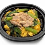 セブンイレブンの小松菜と豚肉の中華玉子炒めを比較する。税込価格：419円、カロリー：352kcal、1円あたりカロリー：0.84kcal/円、たんぱく質：13.3g、1円あたりたんぱく質：0.03g/円、脂質：27.8g、炭水化物：13.1g、糖質：11g、食物繊維：2.1g、食塩相当量：2.1g。ふんわりとした食感の玉子炒めに小松菜と豚肉、きくらげ等を組み合わせ、コクと旨みのある特製ピリ辛たれで味付けした中華惣菜です。アレルギー：卵、小麦。
