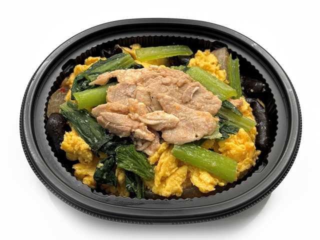 セブンイレブンの小松菜と豚肉の中華玉子炒めを比較する。税込価格：419円、カロリー：352kcal、1円あたりカロリー：0.84kcal/円、たんぱく質：13.3g、1円あたりたんぱく質：0.03g/円、脂質：27.8g、炭水化物：13.1g、糖質：11g、食物繊維：2.1g、食塩相当量：2.1g。ふんわりとした食感の玉子炒めに小松菜と豚肉、きくらげ等を組み合わせ、コクと旨みのある特製ピリ辛たれで味付けした中華惣菜です。アレルギー：卵、小麦。