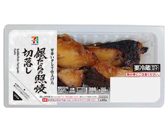 セブンイレブンの７プレミアム 銀だらの照焼切落しを比較する。税込価格：322円、カロリー：308kcal、1円あたりカロリー：0.96kcal/円、たんぱく質：18.8g、1円あたりたんぱく質：0.06g/円、脂質：24g、炭水化物：4.2g、糖質：4.2g、食物繊維：0g、食塩相当量：2.1g。アレルギー：小麦。