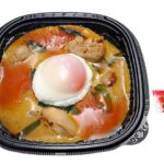 セブンイレブンの半熟玉子と炙り鶏の特製親子丼を比較する。税込価格：646円、カロリー：522kcal、たんぱく質：22.2g、脂質：10.4g、炭水化物：85.5g、糖質：84.4g、食物繊維：1.1g、食塩相当量：2.2g。香ばしく炙った鶏肉を、かつおだしの風味や鶏ガラの旨味を感じられる割り下と玉子でとじた親子丼です。アレルギー：卵、小麦。