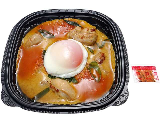 セブンイレブンの半熟玉子と炙り鶏の特製親子丼を比較する。税込価格：646円、カロリー：522kcal、たんぱく質：22.2g、脂質：10.4g、炭水化物：85.5g、糖質：84.4g、食物繊維：1.1g、食塩相当量：2.2g。香ばしく炙った鶏肉を、かつおだしの風味や鶏ガラの旨味を感じられる割り下と玉子でとじた親子丼です。アレルギー：卵、小麦。
