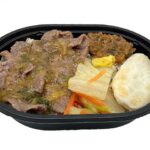 セブンイレブンの東北限定 ねぎ塩牛たん御飯（麦飯）を比較する。税込価格：538円、カロリー：324kcal、1円あたりカロリー：0.60kcal/円、たんぱく質：13.9g、1円あたりたんぱく質：0.03g/円、脂質：3.1g、炭水化物：62g、糖質：58g、食物繊維：4g、食塩相当量：2.8g。「ねぎ塩ダレ」で食べる牛たんのミニ弁当です。副菜には、宮城名物の笹かまぼこ，白菜の炒め煮，南蛮味噌を盛り付けました。アレルギー：卵、小麦。