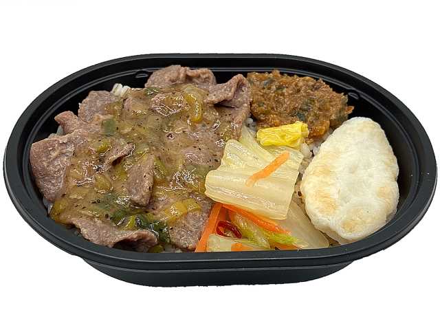 セブンイレブンの東北限定 ねぎ塩牛たん御飯（麦飯）を比較する。税込価格：538円、カロリー：324kcal、1円あたりカロリー：0.60kcal/円、たんぱく質：13.9g、1円あたりたんぱく質：0.03g/円、脂質：3.1g、炭水化物：62g、糖質：58g、食物繊維：4g、食塩相当量：2.8g。「ねぎ塩ダレ」で食べる牛たんのミニ弁当です。副菜には、宮城名物の笹かまぼこ，白菜の炒め煮，南蛮味噌を盛り付けました。アレルギー：卵、小麦。