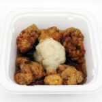 セブンイレブンのだし醤油仕立てのみぞれあん唐揚げを比較する。税込価格：430円、カロリー：320kcal、たんぱく質：17.4g、脂質：18.5g、炭水化物：21.4g、糖質：20.4g、食物繊維：1g、食塩相当量：2.3g。ひるぜん大根を使用したみぞれあんを盛り付けたおかずにもおつまみにもなる唐揚げです。アレルギー：卵、乳、小麦。