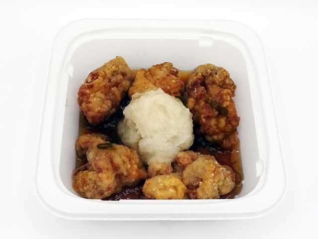 セブンイレブンのだし醤油仕立てのみぞれあん唐揚げを比較する。税込価格：430円、カロリー：320kcal、たんぱく質：17.4g、脂質：18.5g、炭水化物：21.4g、糖質：20.4g、食物繊維：1g、食塩相当量：2.3g。ひるぜん大根を使用したみぞれあんを盛り付けたおかずにもおつまみにもなる唐揚げです。アレルギー：卵、乳、小麦。