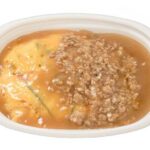 セブンイレブンの鶏ガラ醤油餡の肉そぼろ天津飯を比較する。税込価格：680円、カロリー：800kcal、1円あたりカロリー：1.18kcal/円、たんぱく質：31.5g、1円あたりたんぱく質：0.05g/円、脂質：30.9g、炭水化物：101.4g、糖質：96.7g、食物繊維：4.7g、食塩相当量：6.4g。鶏ガラの旨みがきいた中華餡に肉そぼろを加えた、ボリューム感のある天津飯です。アレルギー：卵、小麦。