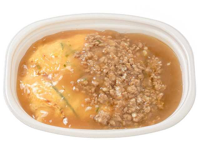 セブンイレブンの鶏ガラ醤油餡の肉そぼろ天津飯を比較する。税込価格：680円、カロリー：800kcal、1円あたりカロリー：1.18kcal/円、たんぱく質：31.5g、1円あたりたんぱく質：0.05g/円、脂質：30.9g、炭水化物：101.4g、糖質：96.7g、食物繊維：4.7g、食塩相当量：6.4g。鶏ガラの旨みがきいた中華餡に肉そぼろを加えた、ボリューム感のある天津飯です。アレルギー：卵、小麦。