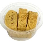 セブンイレブンのお出汁香る だし巻き玉子を比較する。税込価格：279円、カロリー：199kcal、たんぱく質：10.9g、脂質：12g、炭水化物：12.1g、糖質：11.6g、食物繊維：0.5g、食塩相当量：1.8g。鰹と昆布の一番だしに、いりこだしを加えることで、出汁の旨味や風味が感じられるだし巻き玉子です。アレルギー：卵、小麦。