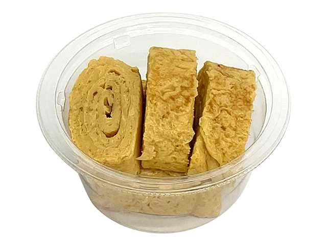 セブンイレブンのお出汁香る だし巻き玉子を比較する。税込価格：279円、カロリー：199kcal、たんぱく質：10.9g、脂質：12g、炭水化物：12.1g、糖質：11.6g、食物繊維：0.5g、食塩相当量：1.8g。鰹と昆布の一番だしに、いりこだしを加えることで、出汁の旨味や風味が感じられるだし巻き玉子です。アレルギー：卵、小麦。