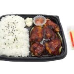 セブンイレブンの照り焼きチキン弁当マヨネーズ付きを比較する。税込価格：732円、カロリー：735kcal、1円あたりカロリー：1.00kcal/円、たんぱく質：30g、1円あたりたんぱく質：0.04g/円、脂質：22.9g、炭水化物：104.3g、糖質：100.1g、食物繊維：4.2g、食塩相当量：4.4g。照り焼きタレで味付けしたグリルチキンを楽しめるお弁当です。アレルギー：卵、乳、小麦。