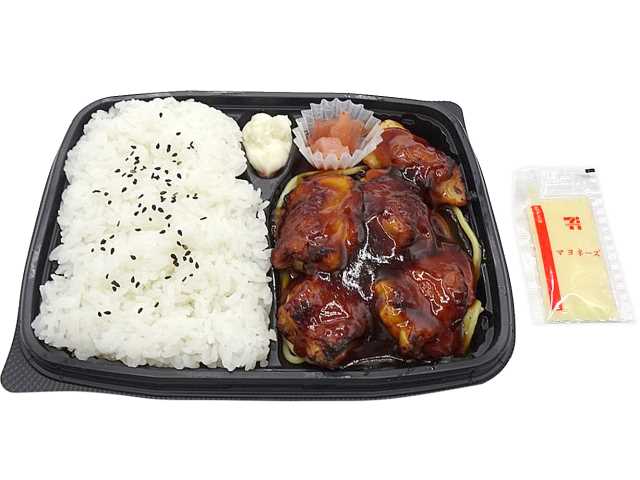 セブンイレブンの照り焼きチキン弁当マヨネーズ付きを比較する。税込価格：732円、カロリー：735kcal、1円あたりカロリー：1.00kcal/円、たんぱく質：30g、1円あたりたんぱく質：0.04g/円、脂質：22.9g、炭水化物：104.3g、糖質：100.1g、食物繊維：4.2g、食塩相当量：4.4g。照り焼きタレで味付けしたグリルチキンを楽しめるお弁当です。アレルギー：卵、乳、小麦。