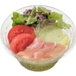 セブンイレブンのトマトと生ハムのバジルパスタサラダ 千歳産トマト使用を比較する。税込価格：397円、カロリー：307kcal、1円あたりカロリー：0.77kcal/円、たんぱく質：11.6g、1円あたりたんぱく質：0.03g/円、脂質：15.6g、炭水化物：31.9g、糖質：28.2g、食物繊維：3.7g、食塩相当量：2.4g。相性の良いトマトと生ハムを組み合わせた、クリーミーでコクのあるバジルドレッシングをかけて食べるパスタサラダです。アレルギー：卵、乳、小麦。