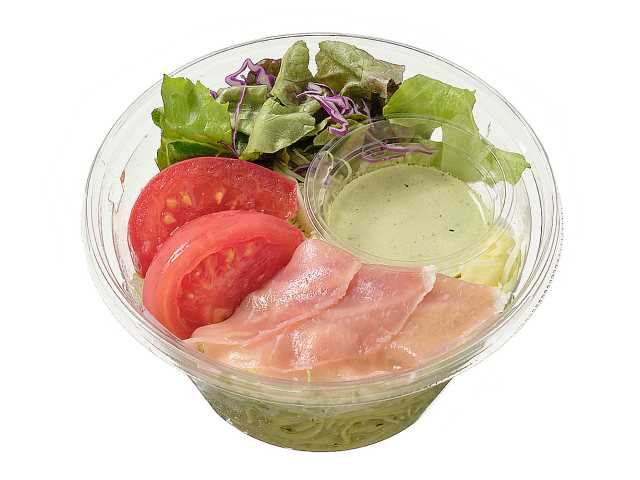 セブンイレブンのトマトと生ハムのバジルパスタサラダ 千歳産トマト使用を比較する。税込価格：397円、カロリー：307kcal、1円あたりカロリー：0.77kcal/円、たんぱく質：11.6g、1円あたりたんぱく質：0.03g/円、脂質：15.6g、炭水化物：31.9g、糖質：28.2g、食物繊維：3.7g、食塩相当量：2.4g。相性の良いトマトと生ハムを組み合わせた、クリーミーでコクのあるバジルドレッシングをかけて食べるパスタサラダです。アレルギー：卵、乳、小麦。