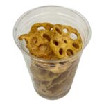 セブンイレブンのレンコンチップ カレー味を比較する。税込価格：279円、カロリー：264kcal、1円あたりカロリー：0.95kcal/円、たんぱく質：2.2g、1円あたりたんぱく質：0.01g/円、脂質：19.2g、炭水化物：21.5g、糖質：19.7g、食物繊維：1.8g、食塩相当量：0.9g。スライスして揚げたレンコンに複数のスパイスを合わせ、やみつきになる味です。アレルギー：小麦。