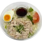セブンイレブンの蒸し鶏とシャキシャキ野菜のサラダを比較する。税込価格：495円、カロリー：143kcal、たんぱく質：16.3g、脂質：3.6g、炭水化物：12.7g、糖質：10.2g、食物繊維：2.5g、食塩相当量：3.5g。蒸し鶏と野菜を、柚子胡椒ドレッシングで食べるサラダです。アレルギー：卵、小麦。