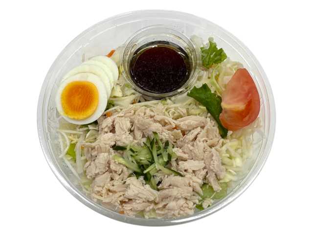 セブンイレブンの蒸し鶏とシャキシャキ野菜のサラダを比較する。税込価格：495円、カロリー：143kcal、たんぱく質：16.3g、脂質：3.6g、炭水化物：12.7g、糖質：10.2g、食物繊維：2.5g、食塩相当量：3.5g。蒸し鶏と野菜を、柚子胡椒ドレッシングで食べるサラダです。アレルギー：卵、小麦。
