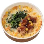 セブンイレブンのてりやきチキンとほうれん草のグラタンを比較する。税込価格：497円、カロリー：413kcal、1円あたりカロリー：0.83kcal/円、たんぱく質：23.9g、1円あたりたんぱく質：0.05g/円、脂質：18g、炭水化物：40.4g、糖質：37.3g、食物繊維：3.1g、食塩相当量：2.5g。甘辛いてりやきチキンとほうれん草、コーンを盛り付けた食べ応えのあるグラタンです。アレルギー：卵、乳、小麦。