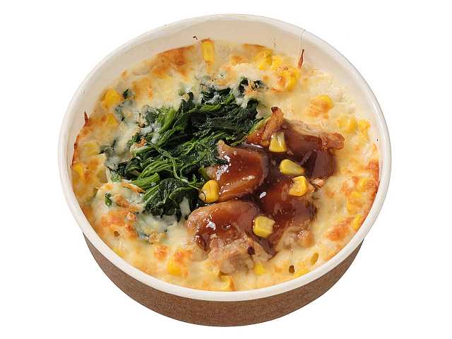 セブンイレブンのてりやきチキンとほうれん草のグラタンを比較する。税込価格：497円、カロリー：413kcal、1円あたりカロリー：0.83kcal/円、たんぱく質：23.9g、1円あたりたんぱく質：0.05g/円、脂質：18g、炭水化物：40.4g、糖質：37.3g、食物繊維：3.1g、食塩相当量：2.5g。甘辛いてりやきチキンとほうれん草、コーンを盛り付けた食べ応えのあるグラタンです。アレルギー：卵、乳、小麦。