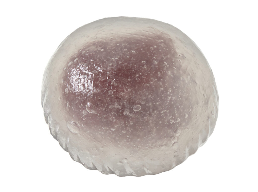 セブンイレブンのぷるもち水まんじゅうを比較する。税込価格：181円、カロリー：139kcal、1円あたりカロリー：0.77kcal/円、たんぱく質：1.4g、1円あたりたんぱく質：0.01g/円、脂質：0.1g、炭水化物：33.6g、糖質：32.5g、食物繊維：1.1g、食塩相当量：0g。北海造十勝産小豆を使用した上品な甘さのなめらかなこしあんを、ぷるっとした食感で透明感のある水まんじゅう生地で包んだ商品です。アレルギー：小麦。