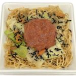 セブンイレブンのたらこソース焼そばを比較する。税込価格：454円、カロリー：453kcal、たんぱく質：15.6g、脂質：14.8g、炭水化物：66.8g、糖質：61.8g、食物繊維：5g、食塩相当量：4g。鉄鍋を使用し高温短時間で炒め上げた焼そばをたらこソースで召し上がる商品です。アレルギー：卵、乳、小麦。