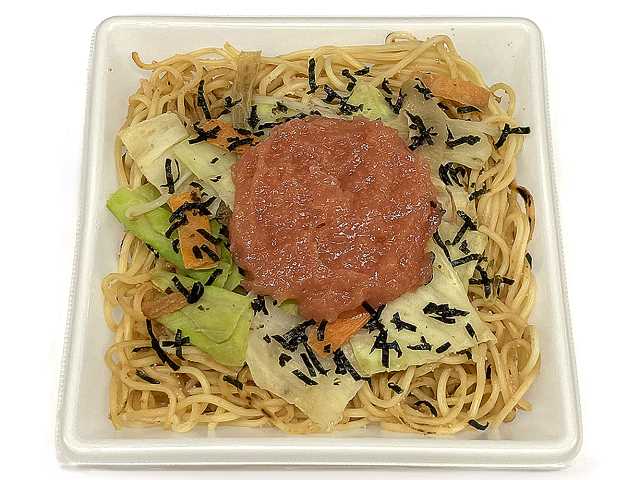 セブンイレブンのたらこソース焼そばを比較する。税込価格：454円、カロリー：453kcal、たんぱく質：15.6g、脂質：14.8g、炭水化物：66.8g、糖質：61.8g、食物繊維：5g、食塩相当量：4g。鉄鍋を使用し高温短時間で炒め上げた焼そばをたらこソースで召し上がる商品です。アレルギー：卵、乳、小麦。